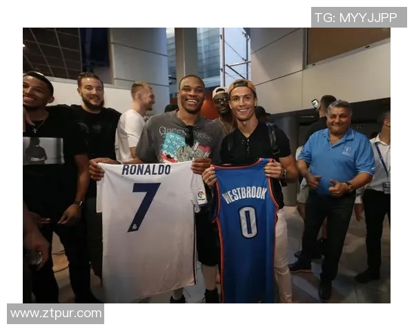 明星与足球巨星亲密互动背后的故事与独家瞬间揭秘