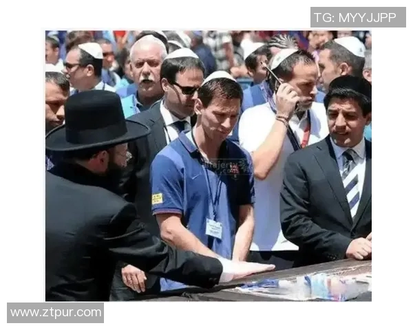 足球球星赛前祈祷瞬间揭示信仰力量与竞技精神的完美结合